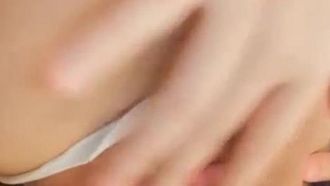 Sorella Banana scuote appassionatamente il seno~ Dopo aver scosso il seno, vuole dare qualcosa da mangiare alla sua figa~