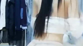 A garota negra longa e reta ~ é toda cheia de bolhas ~ como se seu hímen fosse quebrar ao toque ~
