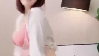 Une ancre super en colère secoue ses seins en ligne ~ dansez au rythme !!