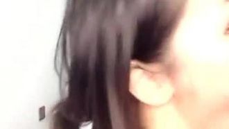 La fille salope aux gros seins a un show sexuel avec deux personnes ~ enfile des bandeaux sexy pour taquiner le gros oncle ~