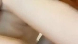 Beliebter männlicher Moderator überträgt Sex mit Prostituierten in einem Hotel!! Das Teilzeitmädchen wird gespielt, bis ihr Gesicht rot wird