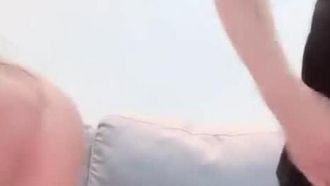 高颜值姐妹花全裸搔逼诱惑大秀~沙发上缓缓一件一件脱光光~