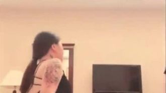 La ragazza del tè al latte e la sua amica del sesso si sono incontrate in un hotel per fare sesso~ Erano troppo timide per uscire con tre persone~ quindi hanno dovuto fare a turno!!