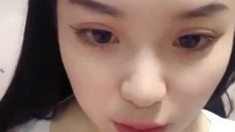 乖~小护士来帮你看诊啰!!哥哥嘴巴张开~