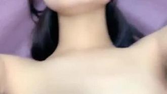 双马尾萌萌哒~自慰抠逼不够爽~找炮友一起空中直播无套娇喘~