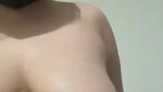 [Korea] Waschen Sie Ju Jihuas Brüste gründlich. Von Zeit zu Zeit streichelte er auch ihre Brustwarzen, um sie fester zu machen