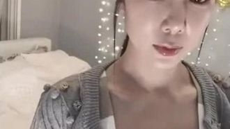 [한국] 젊은 성숙한 여인이 남동생과 온라인으로 대화를 나누고 있습니다 ~ 할머니가 가끔 손님을 만나러 나오도록하세요 ~