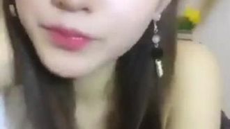 乾爹偷录正妹直播主露脸露奶~