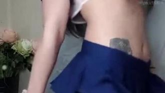 水手服妹妹的孤單心事~在家只能一個人和娃娃調情玩穴~