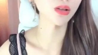 Sorella dal bel seno si scava la figa dal vivo~ La sua figa bagnata sta quasi sgorgando liquido~
