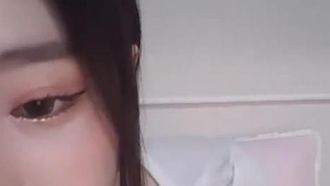 [Corée] L'histoire à succès d'une fille aux petits seins ~ Elle enlève ses vêtements et joue avec ses seins dans une émission en direct obscène !!