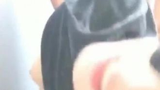 野生のセックスを専門とする巨乳ライブ配信者のタイチャンは、車に揺さぶられて車が破損し、セックスするために公衆トイレに駆け込みました。