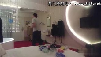 La MODELLA di bellezza Zou Zou è stata segretamente messa all'asta in collusione con fotografi senza scrupoli durante l'intero processo di cambio d'abito.