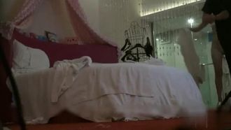 La seconda modella classificata come ambasciatrice d'immagine del salone dell'auto è stata fotografata di nascosto mentre si cambiava i vestiti in privato e si infilava la carta igienica nella biancheria intima.