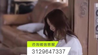 Chinese model Leilei masturbates on a large scale and takes private photos~ She plays with herself until the whole sheet is wet~