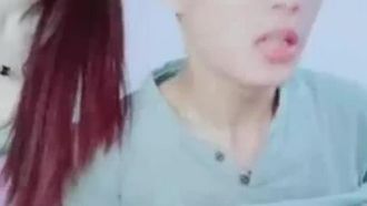 Il ragazzo prende l'iniziativa~ Lo spettacolo di sesso dal vivo della bellissima ragazza~ Essere scopati non è abbastanza~ È normale che il ragazzo non sia abbastanza forte e finisca per divertirsi da solo!!