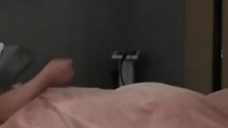 A massagista transmite secretamente uma transmissão ao vivo no trabalho ~ tirando fotos de tudo enquanto atende os clientes !!
