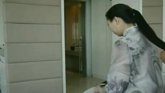 La modelo femenina de pelo largo es mantenida por un hombre rico que tiene un fetiche por el cabello. ¡¡No ha podido salir del hotel durante 3 años. Tiene el pelo largo que le llega hasta la cintura y le gusta realizar todo tipo de movimientos sexuales.