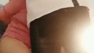 음란한 여자는 집세를 낼 돈이 없어서 빚을 갚기 위해 딸을 집주인과 성관계를 갖게 했습니다!!