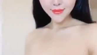 巨乳网红刘钰儿在镜头前毫不扭捏~展露超爆干好身材~绝对让你们傻爆眼~