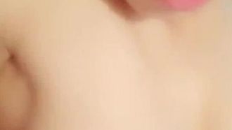 동안 로리 자위 쇼 그녀는 손을 충분히 사용할 수 없기 때문에 그녀를 즐겁게하기 위해 진동기를 사용해야합니다.