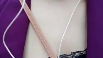 Una nobile dama ha un brutto anno e viene defraudata della sua ricchezza e del suo sesso da un'indovina.