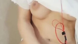 [ASMR] Conduttrice erotica che chiacchiera nuda con voce sussurrata, seni bianchi e teneri che sbavano