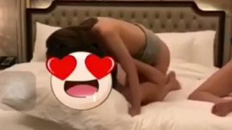 La celebrità di Internet Wang Yifei e la sua migliore amica fanno sesso tra loro come padrini! Un video 3P su larga scala diventa virale su Internet