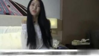 Maravilloso vídeo de la preciosa modelo china Titi que se muestra muy juguetona, tanto en vida como en fotos desnuda.