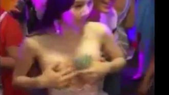 화끈한 웨딩씬~ 1000원에 가슴큰 신부 만지기 공개!!