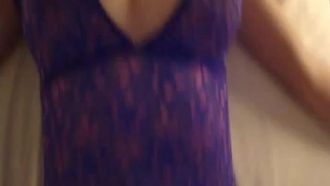 Una rara bellezza sexy in calze nere e blu si fa un selfie in un hotel 002144