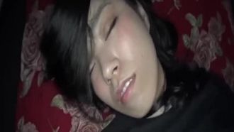 趁女友的閨蜜睡著 先扣逼後舔逼 先日嘴後日逼 最後射肚子上2_1003601