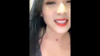 A Liu Xia, una estudiante de 22 años de la Universidad Normal de Harbin con buena apariencia, se le filtró su emocionante show debut. Se frota sus hermosos pechos e inserta sus dedos en su vagina. Está tan loca por primera vez. su rostro perfectamente. Versión Full HD 012857002227.