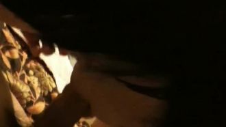 La hermana de grandes pechos hace el amor, toca la flauta y lame las pelotas, babeando