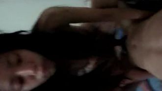 Chica joven de tetas grandes haciendo selfie sexual
