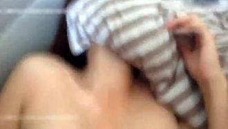 Eine schöne Studentin nimmt beim Sex am frühen Morgen einen Anruf von einer Freundin entgegen und zeigt ihr Gesicht 001456