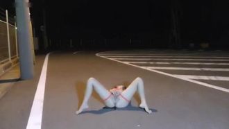 Mädchen in der Stadt wissen wirklich, wie man auf der Straße spielt und masturbiert