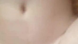97超嫩妹子大白天和男友在出租房内做爱 粉嫩的咪咪真诱人 妹子一直用手遮挡不让拍