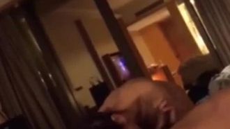 Une beauté aux cheveux longs, de niveau mannequin, et son petit ami ont été secrètement filmés en train de faire l'amour dans un hôtel 000314