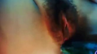 Eine erstklassige, langhaarige, sexy Schönheit zeigt ihre junge Muschi beim Gurkenfressen. Wenn du den großen Schwanz deines Bruders nicht ausstehen kannst, hilf dir