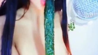 一流的长发性感美女表演嫩逼吃黄瓜，姑娘你受不了哥哥大鸡巴帮你啊003228_2