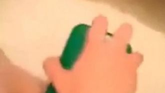 La troia è così arrapata che si scopa la figa con una grossa spazzola