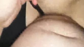 Hotwife en uniforme s'accroupit sur le sol et lèche la bite, baisée par derrière sur le canapé