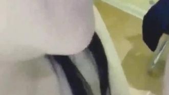 인터넷 연예인인 귀여운 로리 소녀가 삼촌의 팬과 함께 방에 가서 섹스를 한 것 같다. 대화는 중국어로 분명했다.