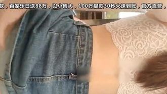 El último trabajo de Xia Jingjing, a quien le gusta mostrar piernas largas y senos hermosos, hermosas nalgas con suéteres y medias de red, autobús sexual, palabras obscenas escritas en su cuerpo, exposición lasciva, filmación privada de alta definición 40P, versión de alta definición 1080P.