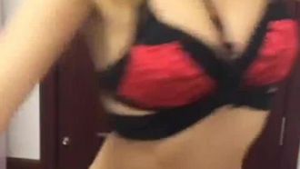 高顏值大美妞露臉穿著新買的內衣來發騷，性感熱舞身材展示，道具激情抽插特寫，想要哥哥的大雞巴操