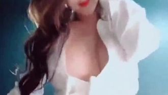 Die Vorteile des vollbusigen Showman.com-Models Eunice. Sie enthüllt zum ersten Mal alle drei Punkte.