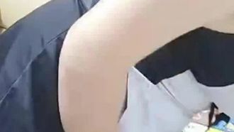 Jeune Femme Sexy Aux Gros Seins Ayant Des Relations Sexuelles Sur Un Lit Double 9