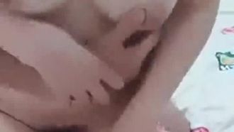 臉蛋精緻長相甜美的「華航空姐Qbee張比比被爆偷吃」老公花百萬拍到錄影瘋傳12V LINE_MOVIE_1530636553886