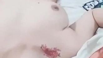 臉蛋精緻長相甜美的「華航空姐Qbee張比比被爆偷吃」老公花百萬拍到錄影瘋傳12V LINE_MOVIE_1530636602556
